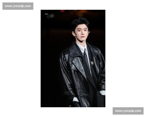 陈哲远泰国见面会 C 位登场，与高层合影尽显国际巨星风范